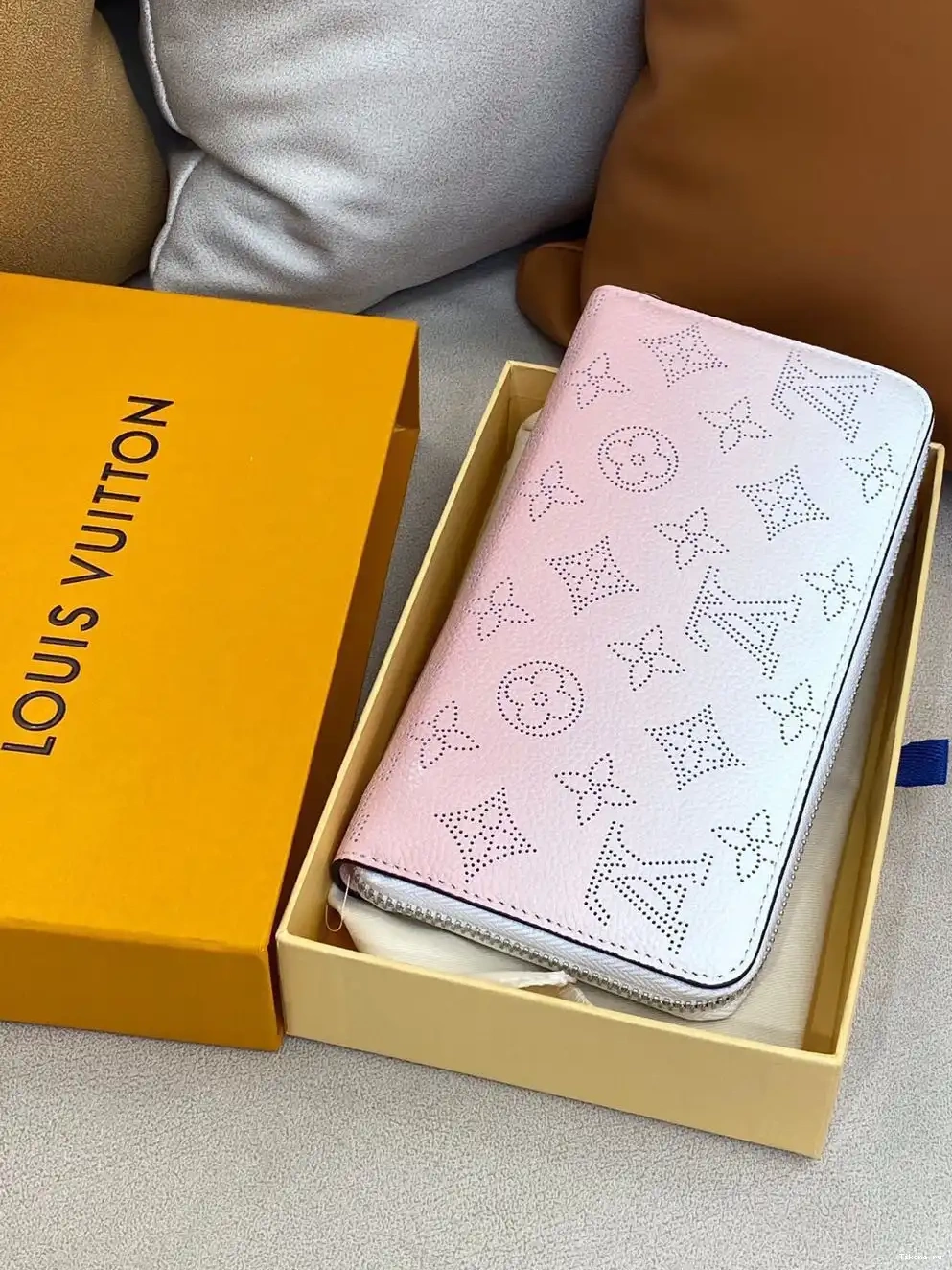 Affordable VUITTON LOUIS ZIPPY WALLET 0525